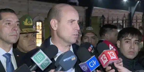 Vecina de Conchalí interpela al ministro Martín Arrau durante operativo de seguridad por la reforma constitucional