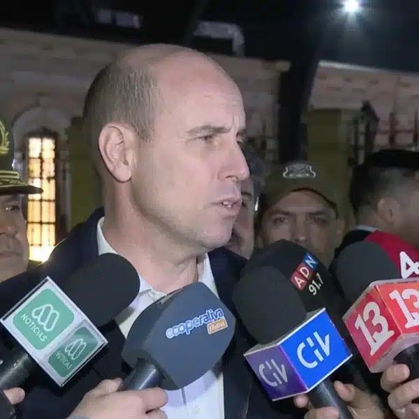 Vecina de Conchalí interpela al ministro Martín Arrau durante operativo de seguridad por la reforma constitucional