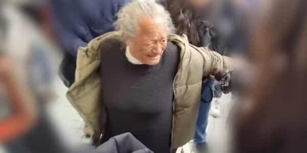 Silvia Gómez Muñoz, la "Abuela Lanza", durante su detención en el barrio Meiggs de Santiago.