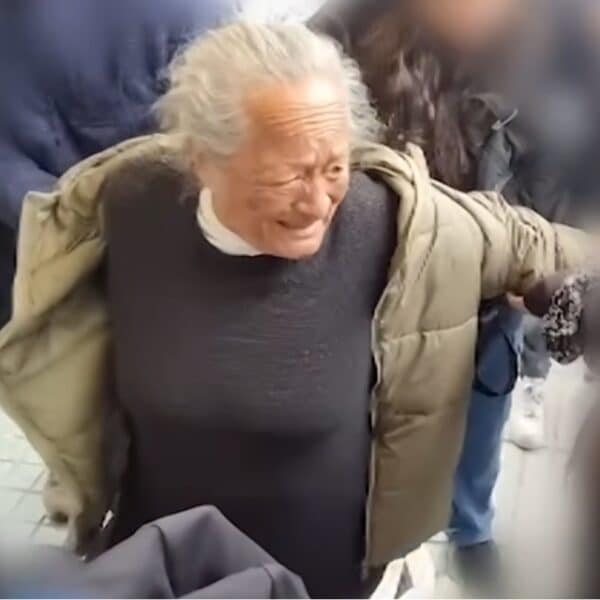 Silvia Gómez Muñoz, la "Abuela Lanza", durante su detención en el barrio Meiggs de Santiago.