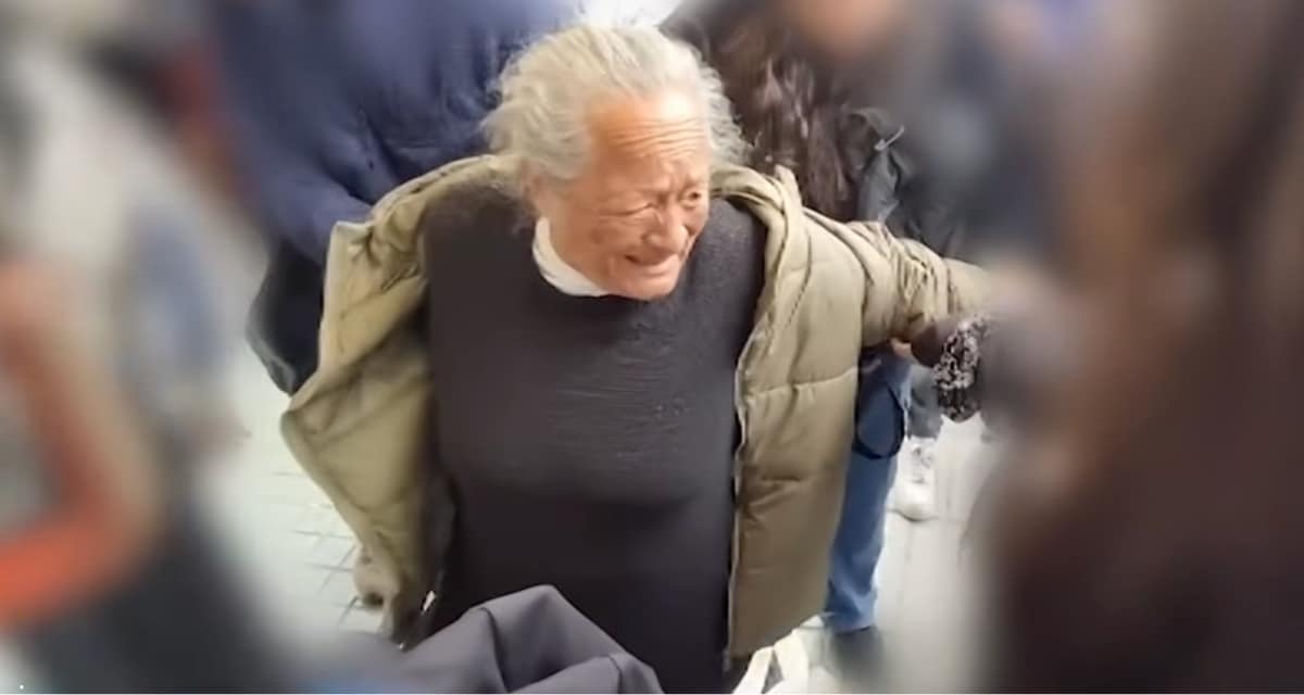 Silvia Gómez Muñoz, la "Abuela Lanza", durante su detención en el barrio Meiggs de Santiago.