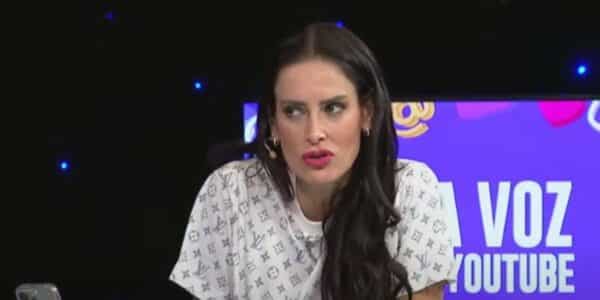Adriana Barrientos habría renunciado a Zona de Estrellas de Zona Latina tras una presunta pelea con Javier Fernández, según un rumor aún sin confirmación oficial.