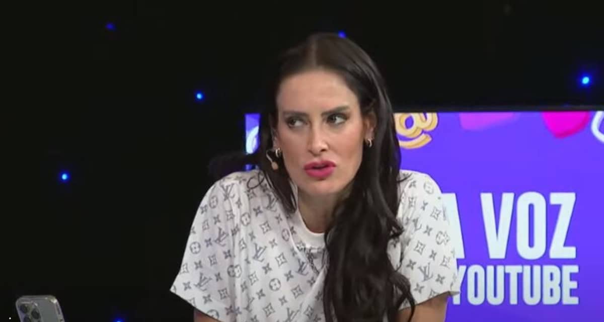 Adriana Barrientos habría renunciado a Zona de Estrellas de Zona Latina tras una presunta pelea con Javier Fernández, según un rumor aún sin confirmación oficial.
