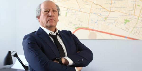 Retrato del actor chileno Alejandro Trejo hablando seriamente durante una entrevista radial