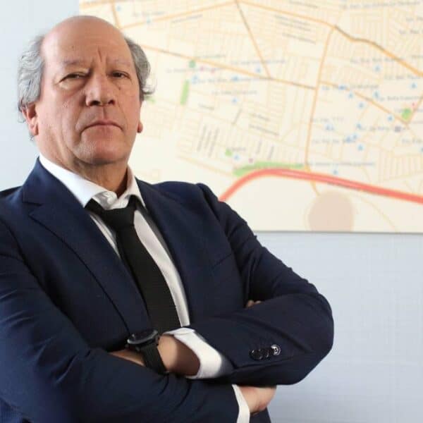Retrato del actor chileno Alejandro Trejo hablando seriamente durante una entrevista radial