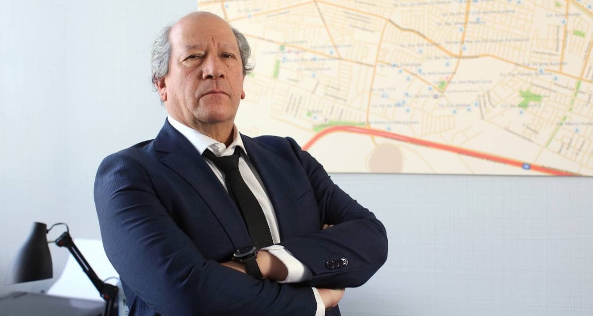 Retrato del actor chileno Alejandro Trejo hablando seriamente durante una entrevista radial
