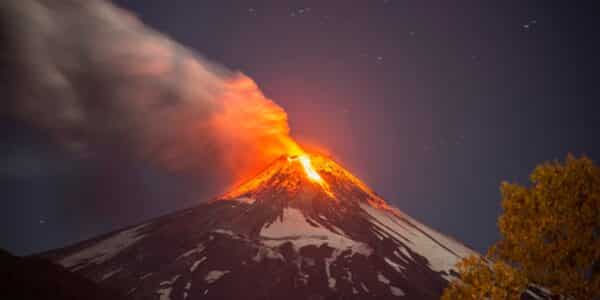 Sernageomin elevó a Alerta Amarilla el volcán Villarrica por explosiones menores, incandescencia y ascenso del lago de lava.