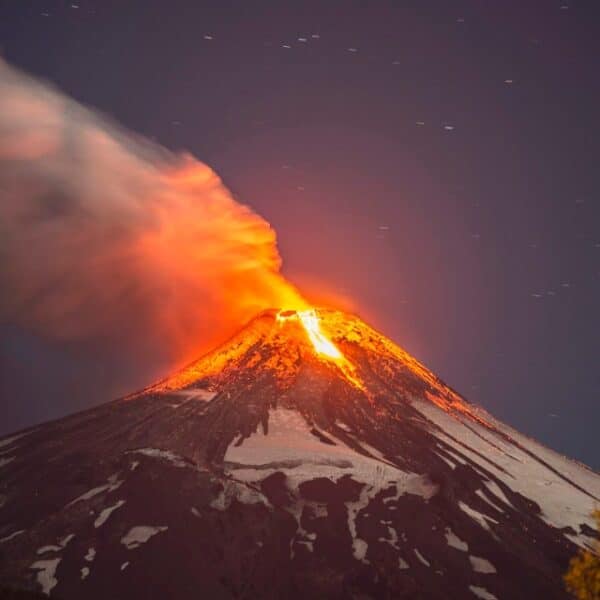 Sernageomin elevó a Alerta Amarilla el volcán Villarrica por explosiones menores, incandescencia y ascenso del lago de lava.