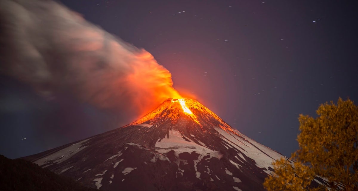 Sernageomin elevó a Alerta Amarilla el volcán Villarrica por explosiones menores, incandescencia y ascenso del lago de lava.