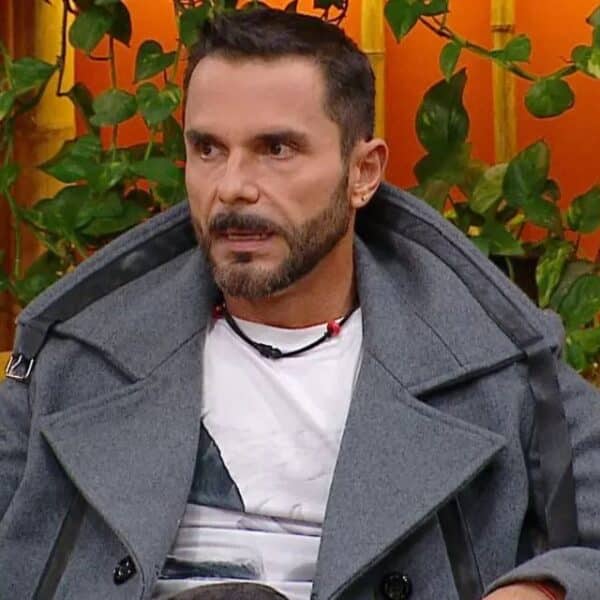 Álvaro Ballero, chico reality y ganador de Protagonistas de la Fama, en un registro de su actividad televisiva, en un contexto en que el comunicador confesó en redes sociales la difícil decisión que enfrenta entre su carrera y su relación con Valentina Schnitzer.