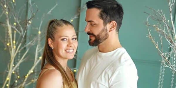 Álvaro Ballero y Ludmila Ksenofontova caminando juntos por la calle, en el registro que captó un equipo de televisión.