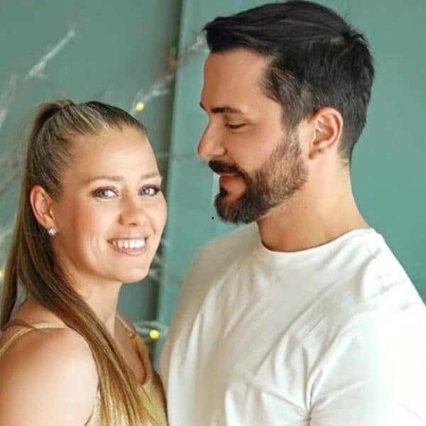 Álvaro Ballero y Ludmila Ksenofontova caminando juntos por la calle, en el registro que captó un equipo de televisión.