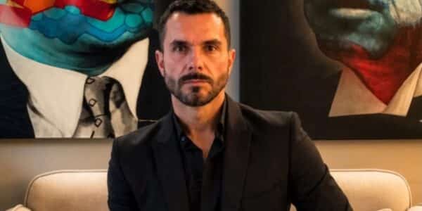 Álvaro Ballero y Valentina Schnitzer posando juntos durante una celebración de cumpleaños