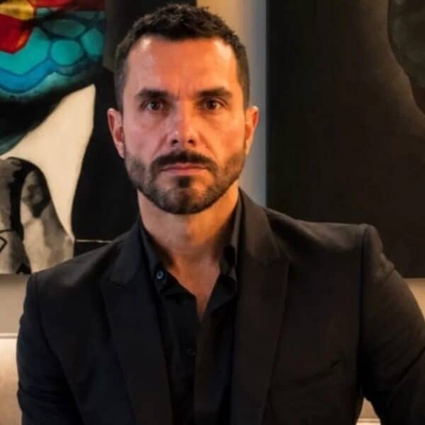 Álvaro Ballero y Valentina Schnitzer posando juntos durante una celebración de cumpleaños