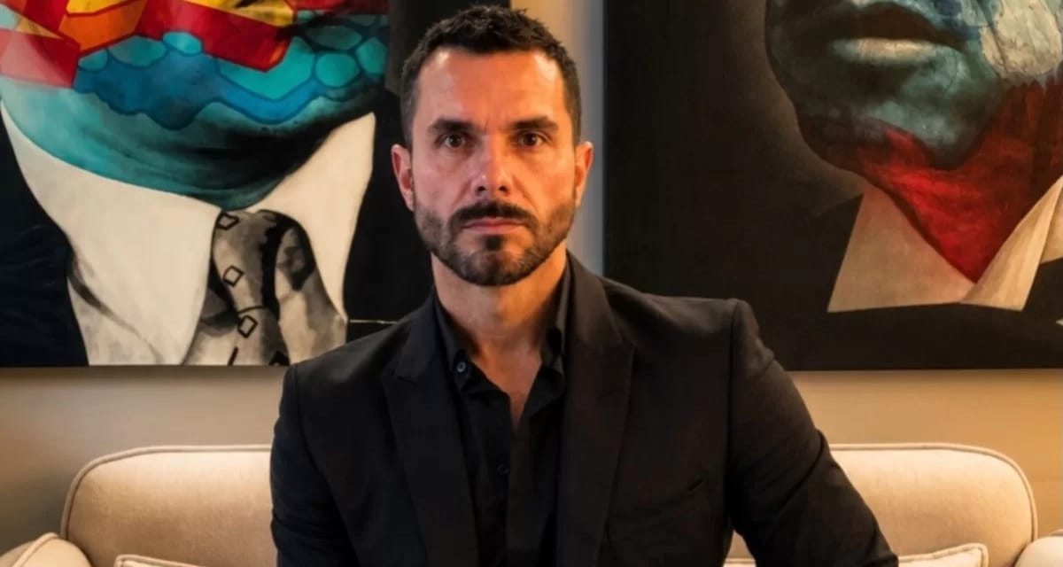 Álvaro Ballero y Valentina Schnitzer posando juntos durante una celebración de cumpleaños