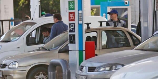 Automovilista cargando combustible en una bencinera de Santiago, en medio de las nuevas alzas de las bencinas y el diésel.