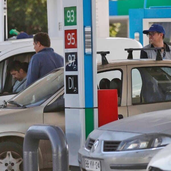 Automovilista cargando combustible en una bencinera de Santiago, en medio de las nuevas alzas de las bencinas y el diésel.