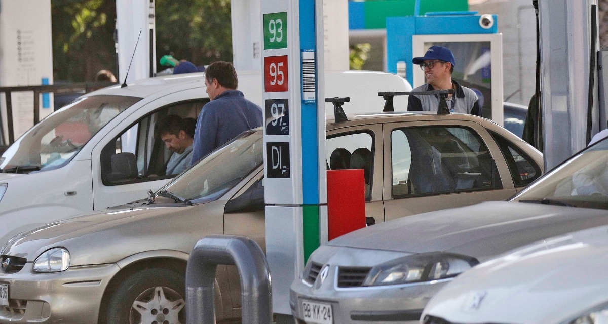 Automovilista cargando combustible en una bencinera de Santiago, en medio de las nuevas alzas de las bencinas y el diésel.