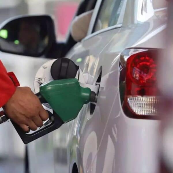 Una estación de servicio con mangueras de carga de combustible, en alusión a las nuevas proyecciones de alzas en bencinas y diésel para este jueves, incremento impulsado por problemas globales de refinación que impactará con mayor fuerza al petróleo y que mantiene en alerta a los gremios de camioneros ante el Gobierno.