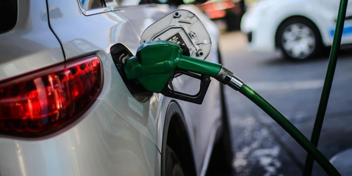 Manguera de carga en estación de servicio por el alza en el precio de los combustibles en Chile