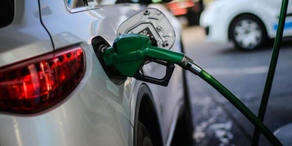 Manguera de carga en estación de servicio por el alza en el precio de los combustibles en Chile