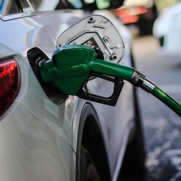 Manguera de carga en estación de servicio por el alza en el precio de los combustibles en Chile