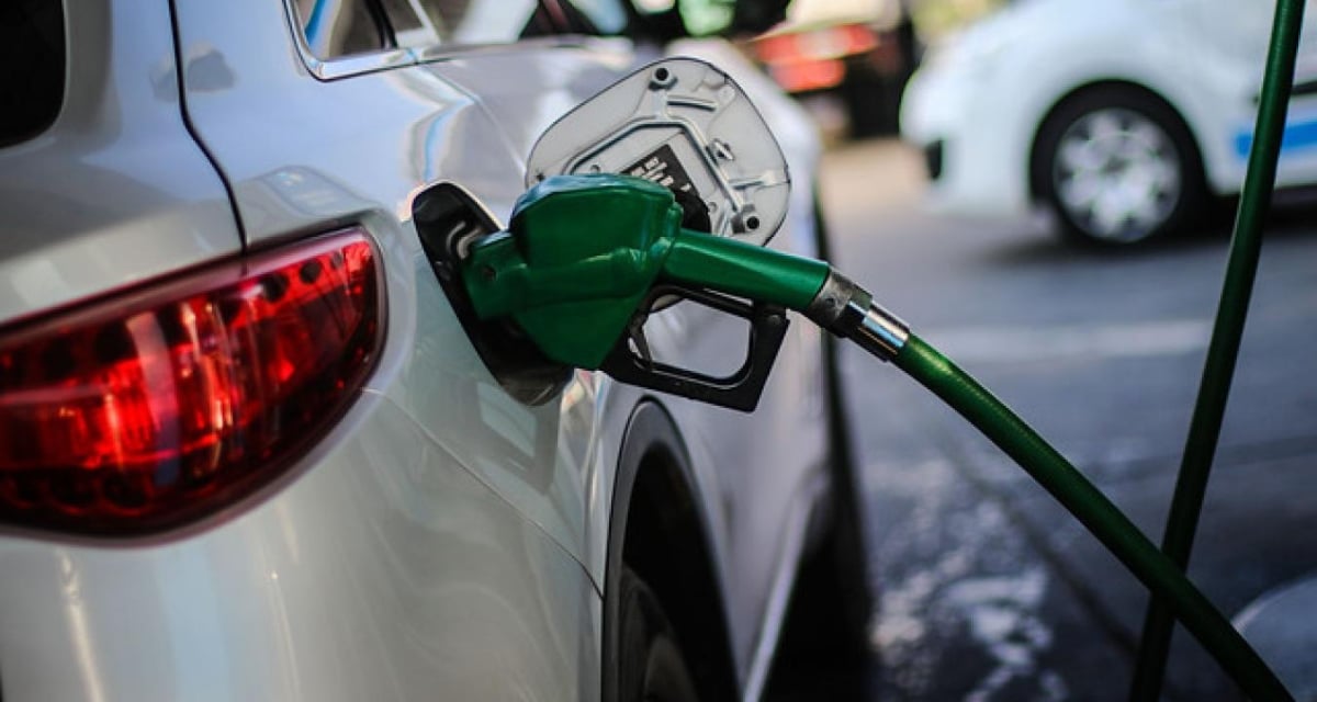 Manguera de carga en estación de servicio por el alza en el precio de los combustibles en Chile