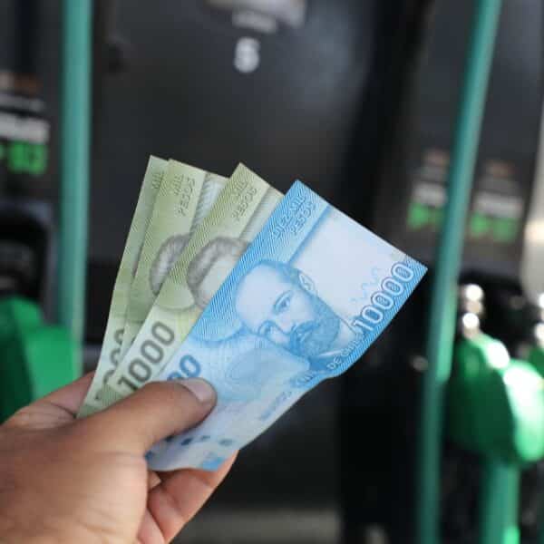 Millones de automovilistas chilenos enfrentarán un duro golpe al bolsillo debido a una inminente y fuerte alza en el precio de las bencinas y el diésel proyectada para la semana previa a las Fiestas Patrias.