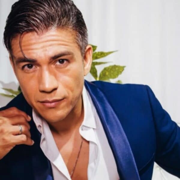 El cantante Américo durante una presentación en vivo: su exesposa Pepa Dominga provocó una ola de reacciones en Instagram con una fotografía y un enigmático mensaje.