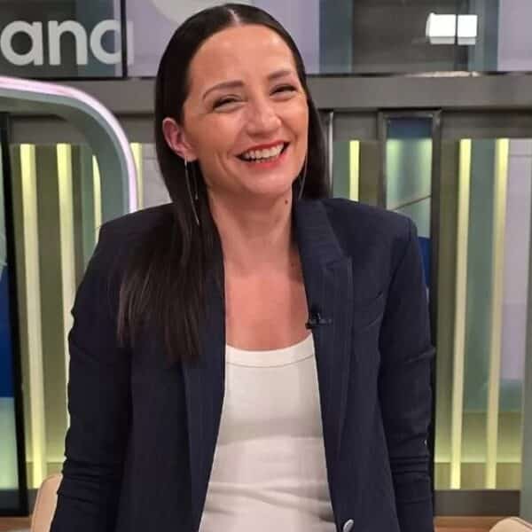 Andrea Arístegui en el set de Contigo en la Mañana de Chilevisión: la conductora enfrentó los rumores sobre su futuro en el matinal tras los dichos de Paula Escobar.
