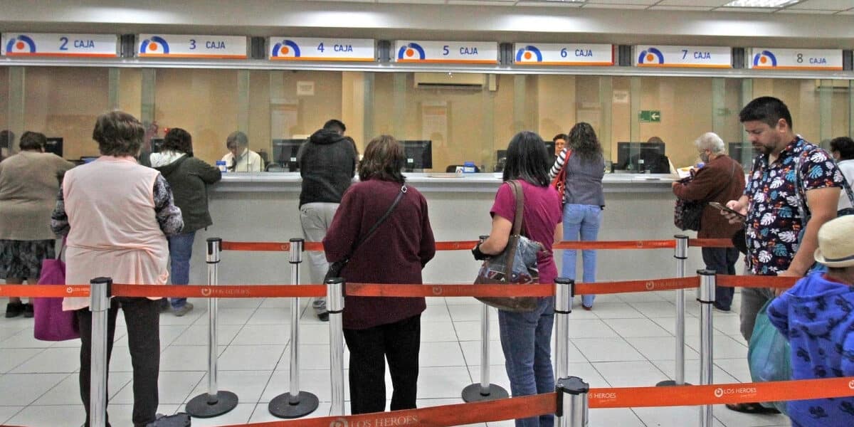 Adulto mayor revisando su pensión: aumento de la PGU en septiembre de 2026 sube el monto a más de 500 mil pensionados