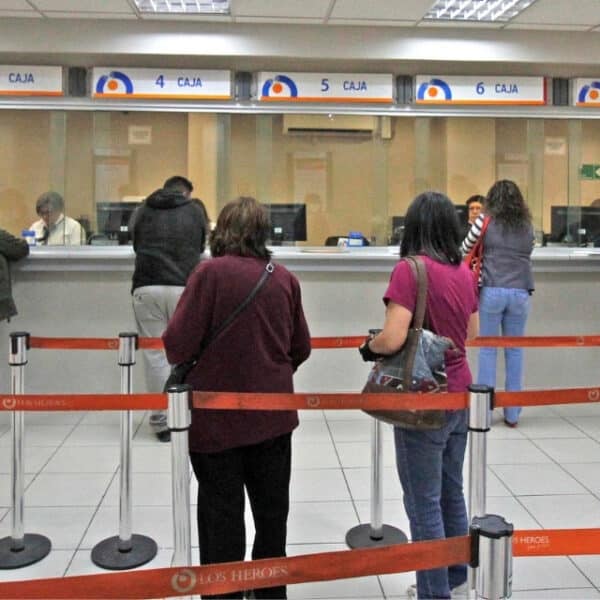 Adulto mayor revisando su pensión: aumento de la PGU en septiembre de 2026 sube el monto a más de 500 mil pensionados