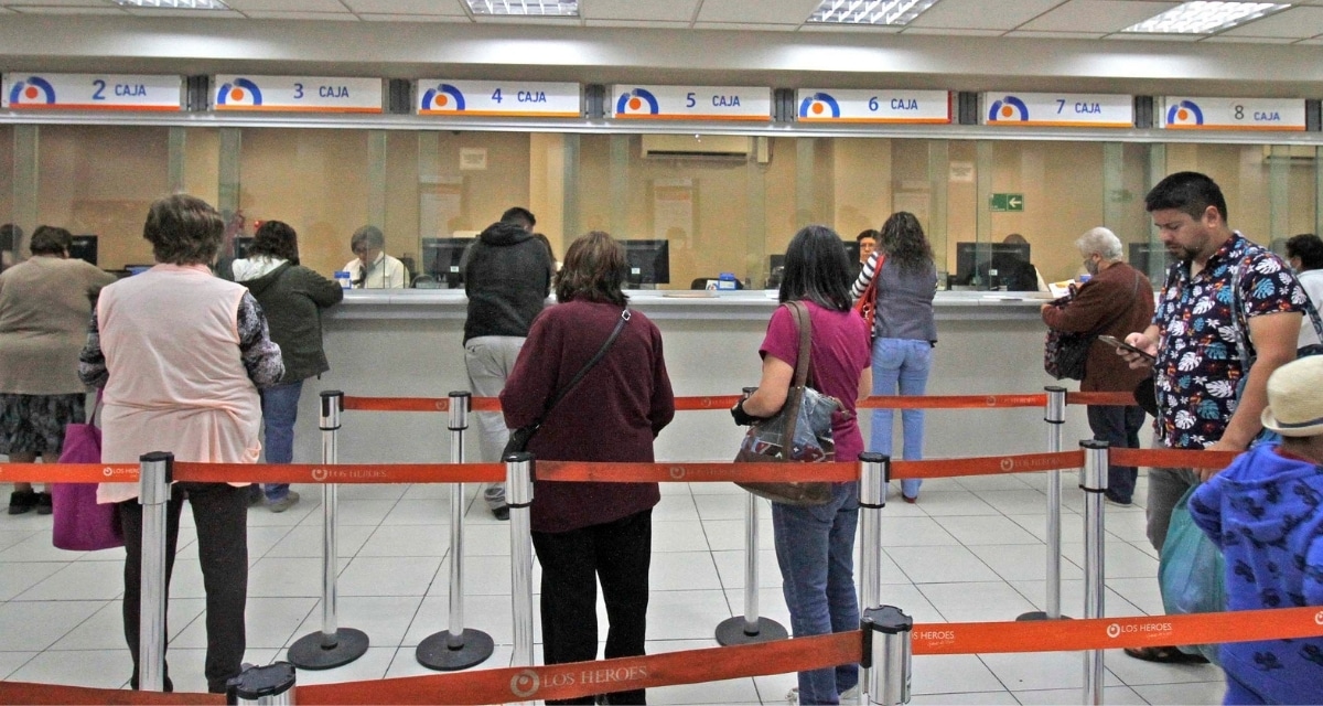 Adulto mayor revisando su pensión: aumento de la PGU en septiembre de 2026 sube el monto a más de 500 mil pensionados