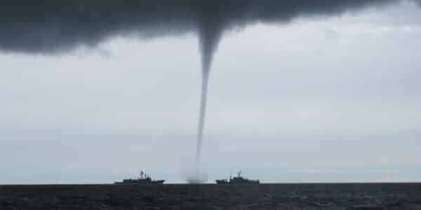 Vista de la costa del sur de Chile con nubosidad sobre el mar, la zona que quedó bajo aviso de la Armada por la probabilidad de trombas marinas durante tres días