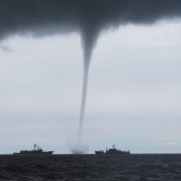 Vista de la costa del sur de Chile con nubosidad sobre el mar, la zona que quedó bajo aviso de la Armada por la probabilidad de trombas marinas durante tres días