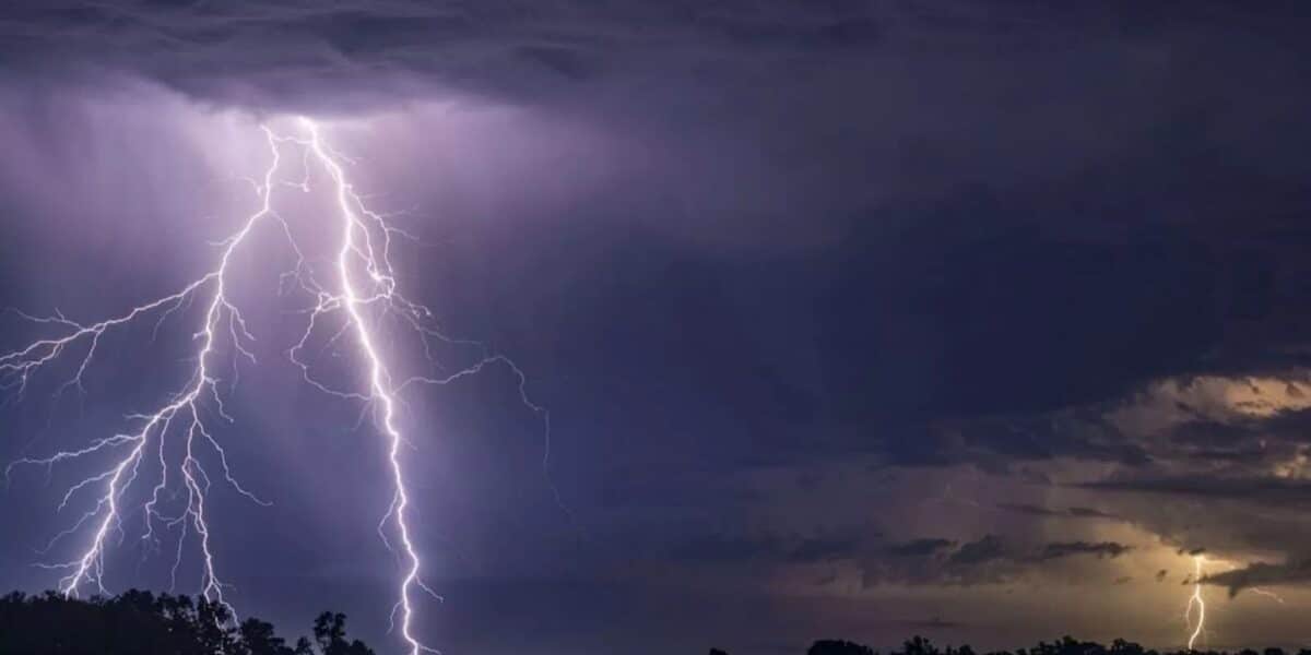 La Dirección Meteorológica de Chile emitió avisos por lluvias, tormentas eléctricas y calor para Arica y Parinacota y Tarapacá durante el 17 y 18 de septiembre.