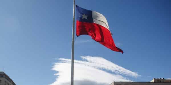 Izar la bandera de Chile es obligatorio el 18 y 19 de septiembre: quiénes incumplan arriesgan multas de hasta $358 mil