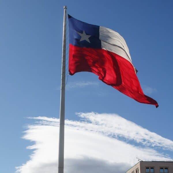 Izar la bandera de Chile es obligatorio el 18 y 19 de septiembre: quiénes incumplan arriesgan multas de hasta $358 mil