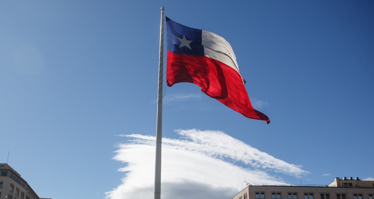 Izar la bandera de Chile es obligatorio el 18 y 19 de septiembre: quiénes incumplan arriesgan multas de hasta $358 mil