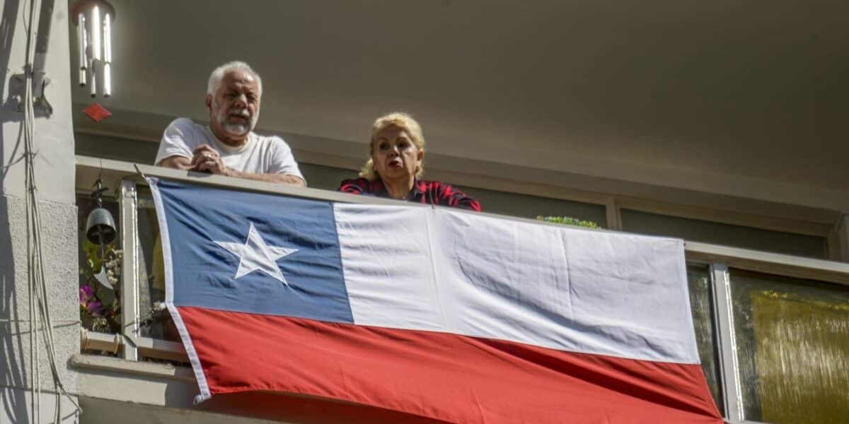 Bandera de Chile instalada en el balcón de un departamento durante Fiestas Patrias