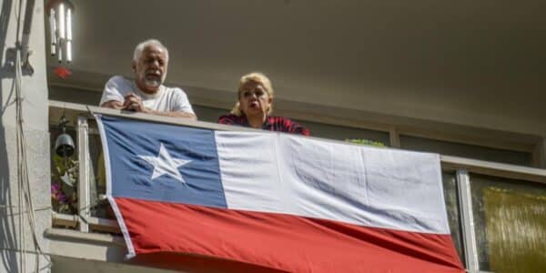 Bandera de Chile instalada en el balcón de un departamento durante Fiestas Patrias