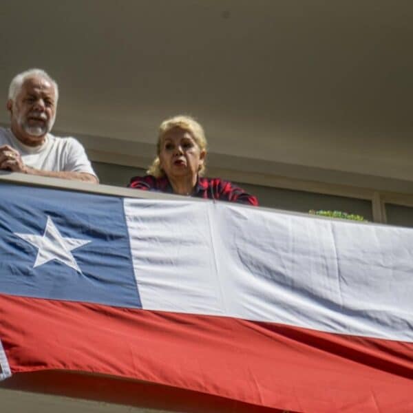 Bandera de Chile instalada en el balcón de un departamento durante Fiestas Patrias