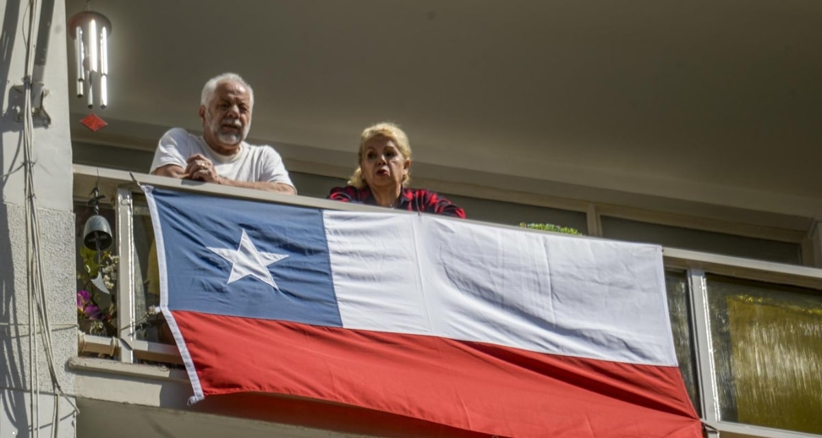 Bandera de Chile instalada en el balcón de un departamento durante Fiestas Patrias