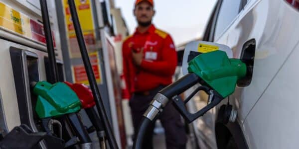 El Gobierno de Chile evalúa mezclar la bencina con un 10% de etanol (E10) para reducir costos, mientras un estudio científico analiza sus efectos reales en el motor de los autos