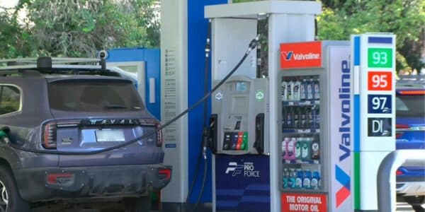 Un automovilista carga combustible en una estación de servicio en Chile: el precio de la bencina y del diésel apunta a un nuevo incremento en el inicio de octubre.