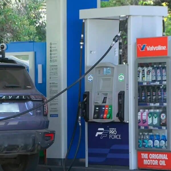 Un automovilista carga combustible en una estación de servicio en Chile: el precio de la bencina y del diésel apunta a un nuevo incremento en el inicio de octubre.