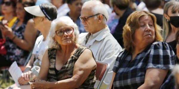 Persona pensionada revisa la liquidación de su pensión con el aguinaldo de Fiestas Patrias y el aumento de la PGU en septiembre.