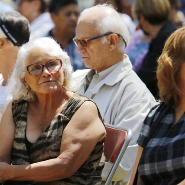 Persona pensionada revisa la liquidación de su pensión con el aguinaldo de Fiestas Patrias y el aumento de la PGU en septiembre.