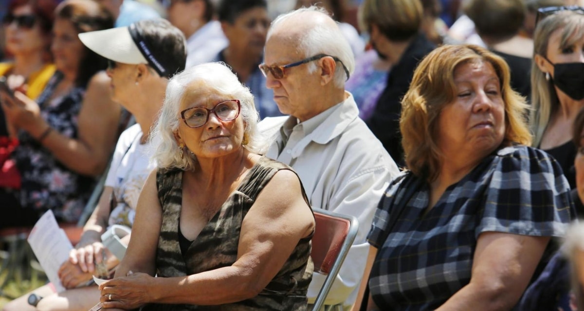 Persona pensionada revisa la liquidación de su pensión con el aguinaldo de Fiestas Patrias y el aumento de la PGU en septiembre.