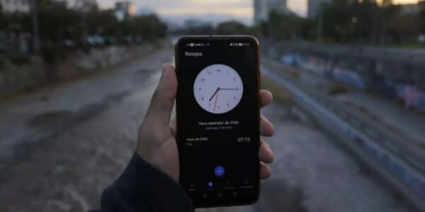 Chile entra al horario de verano este 5 de septiembre: los relojes se adelantan una hora en 14 regiones continentales y el territorio insular.
